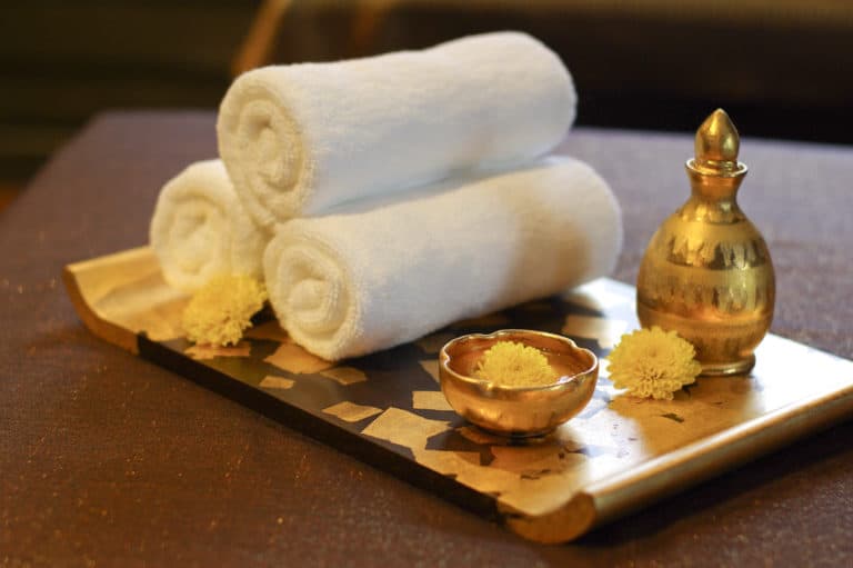 witte handdoeken opgestapeld op de spa set