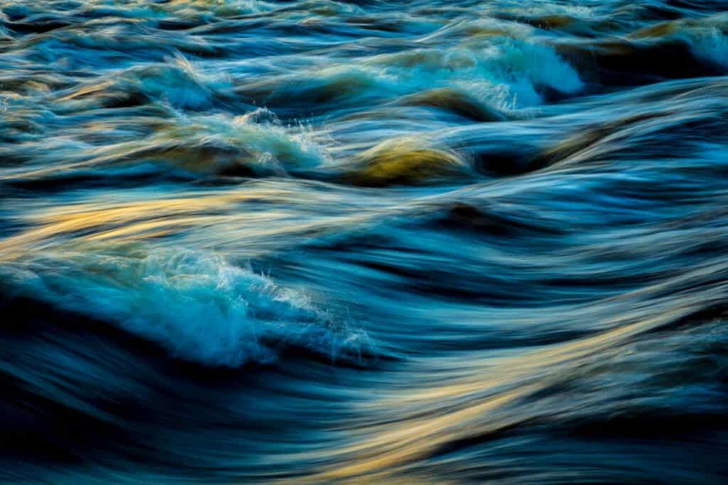 acqua che scorre libera
